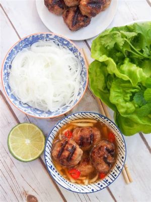  Bún Chả Trắng: En smakrik explosion av söta, salta och syrliga toner i en vietnamesisk sallad!