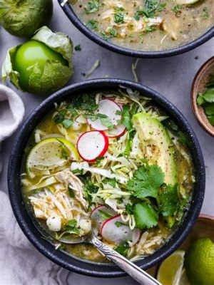  Pozole Verde! En smakfullMexikansk soppa som kombinerar den friska syran från lime med den varma kryddigheten av chilipeppar.