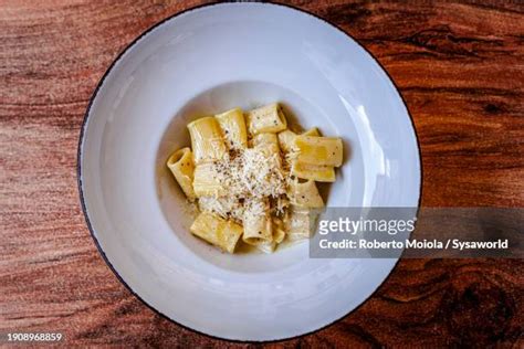  Cacio e Pepe: En Umamisprängd Resa Till Roms Smaker Med Minimalistisk Perfektion!