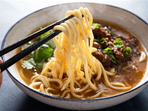  Lamian Nudelsuppe: En Varm Kram av Umami i en Kryddig Omfamning!