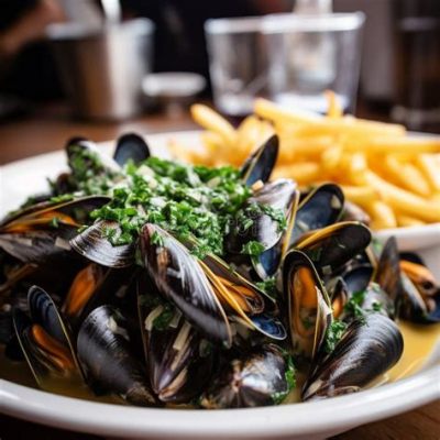  Moules-Frites: En Klassisk Kombinaton av Smörigt Skaldjur och Gyllenbruna Friterade Potatisar!